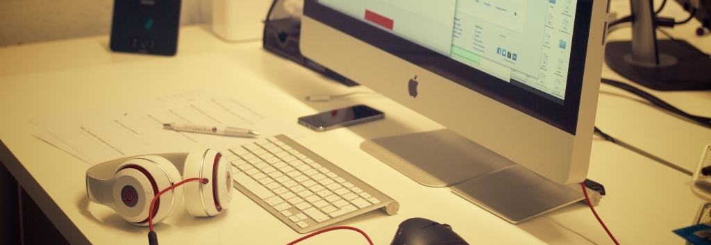 creative-apple-desk-office